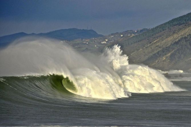 Olas gigantes en Zarautz : foto en Zarautz