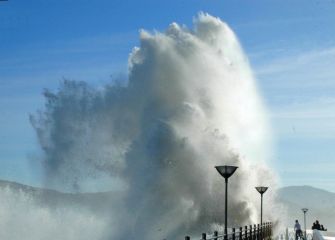 Olas gigantes en Zarautz 