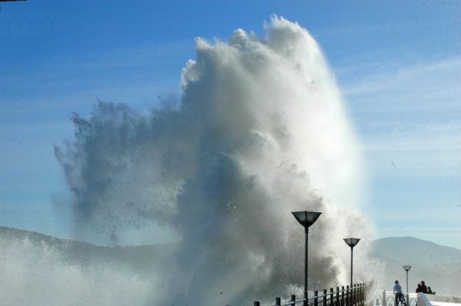 Olas gigantes en Zarautz : foto en Zarautz