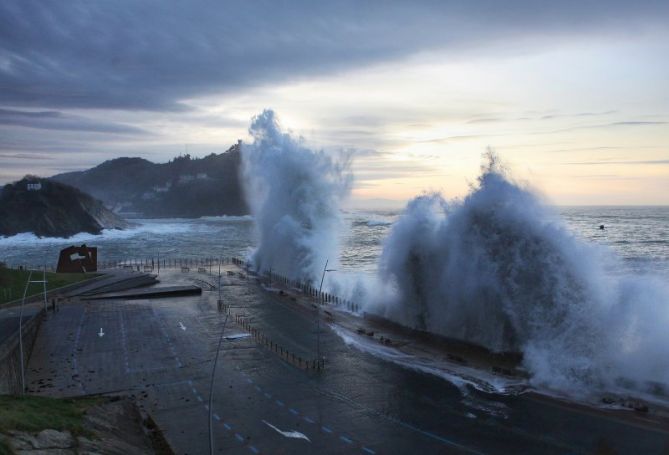 Olas en el Paseo Nuevo: foto en Donostia-San Sebastián