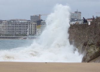 Olatuak apurtzen Pico del Loron