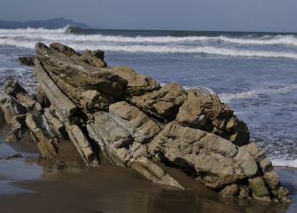 Olatuak eta harkaitza