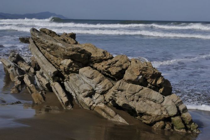 Olatuak eta harkaitza: foto en Zumaia