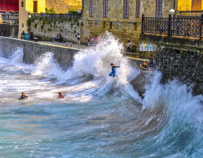 Olatuarekin jolasten : foto en Zarautz