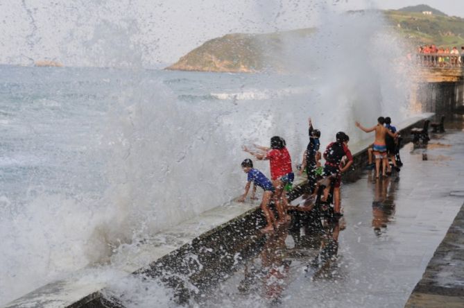 Olatuarekin jolasten : foto en Zarautz