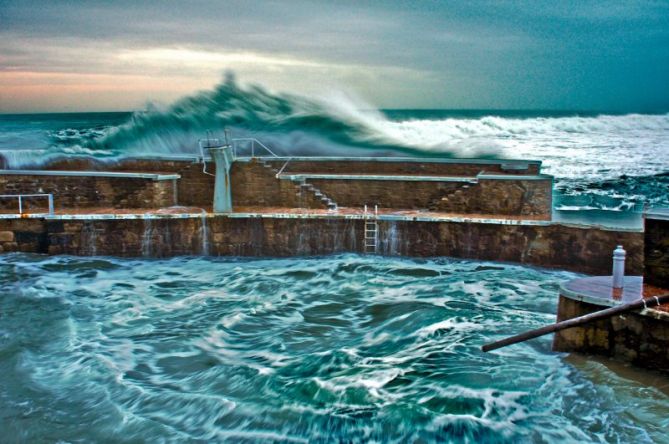 Oleaje en el puerto de Zarautz : foto en Zarautz