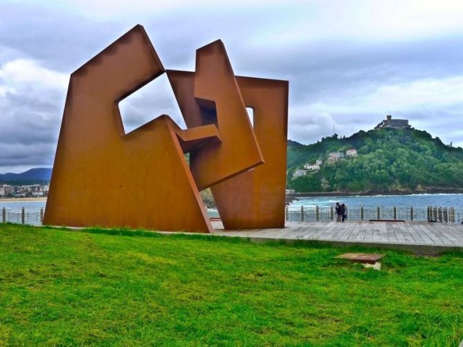 Oteiza y monte igueldo: foto en Donostia-San Sebastián