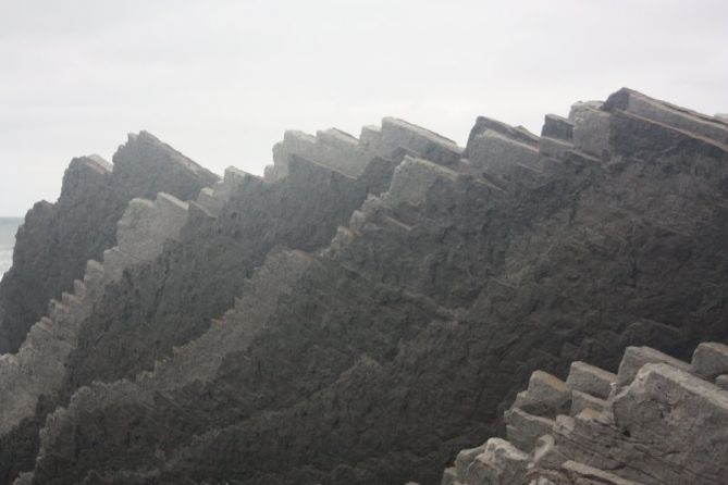 Paisaje de piedra.: foto en Zumaia