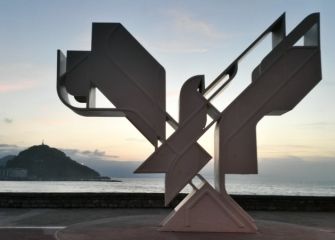 La Paloma de la Paz mirando a Urgull