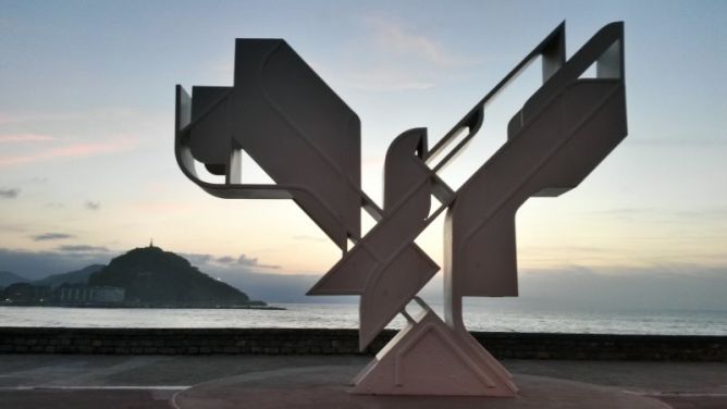 La Paloma de la Paz mirando a Urgull: foto en Donostia-San Sebastián