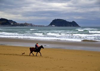 Paseando con el caballo en la playa 
