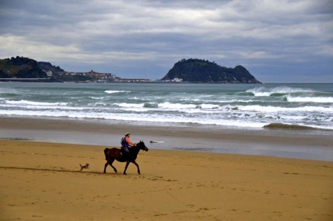 Paseando con el caballo en la playa : foto en Zarautz