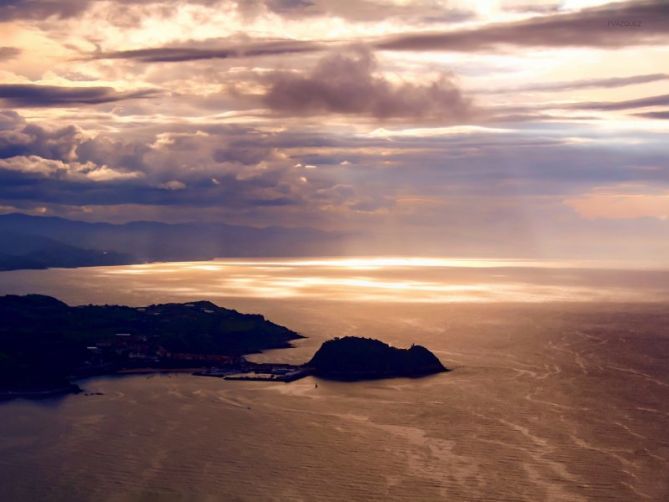 Un paseo por las nubes.: foto en Getaria