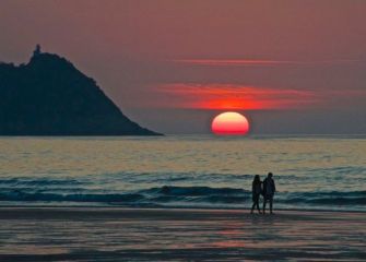 Paseo romántico al atardecer 