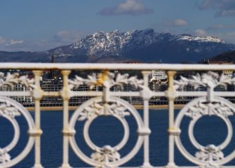 Peñas de Aia desde la bahia