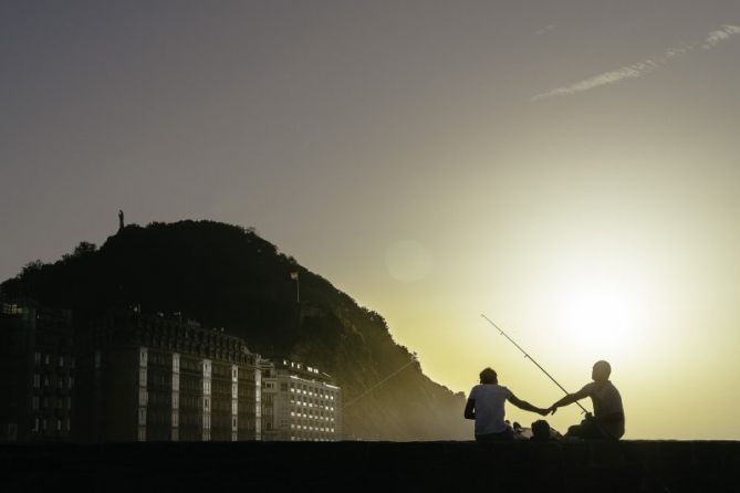 Pescando belleza , surgió el amor . : foto en Donostia-San Sebastián