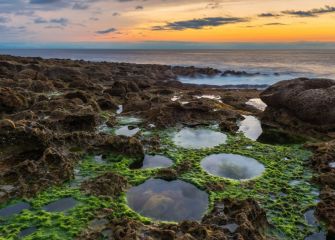 Playa de las Paramoudras al atardecer
