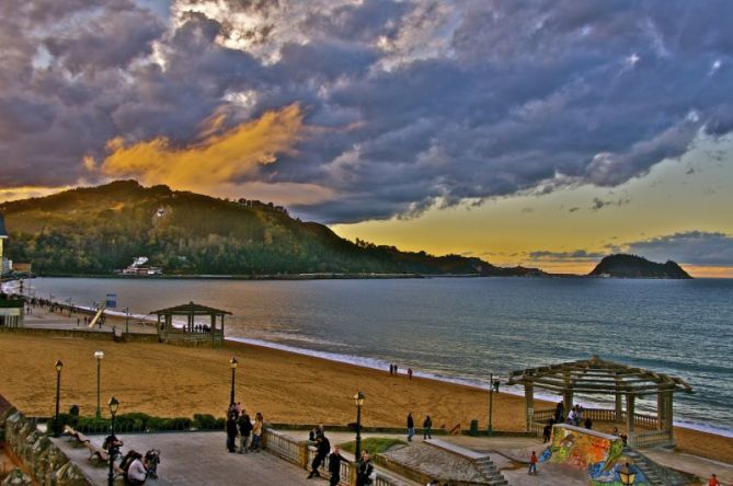 Playa de Zarautz con la marea alta : foto en Zarautz