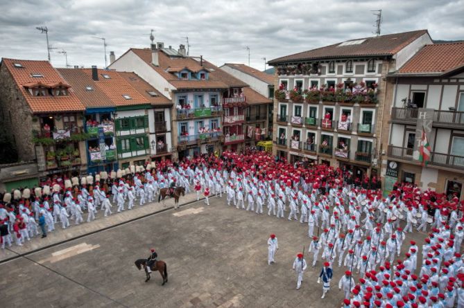 En la plaza: foto en Hondarribia