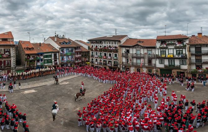 Plaza de colores: foto en Hondarribia