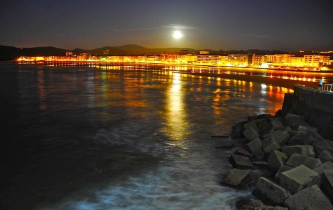 Precioso Atardecer con la luna llena : foto en Zarautz