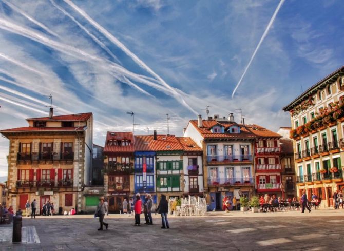 Un pueblo lleno de color.: foto en Hondarribia