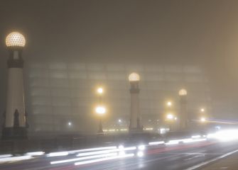 puente del kursaal con niebla