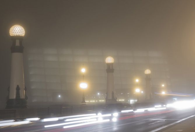 puente del kursaal con niebla: foto en Donostia-San Sebastián