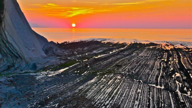 Puesta de Sol en los Flych de Zumaia: foto en Zumaia