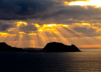 Rayos del sol al atardecer 