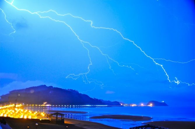 Rayos y truenos : foto en Zarautz