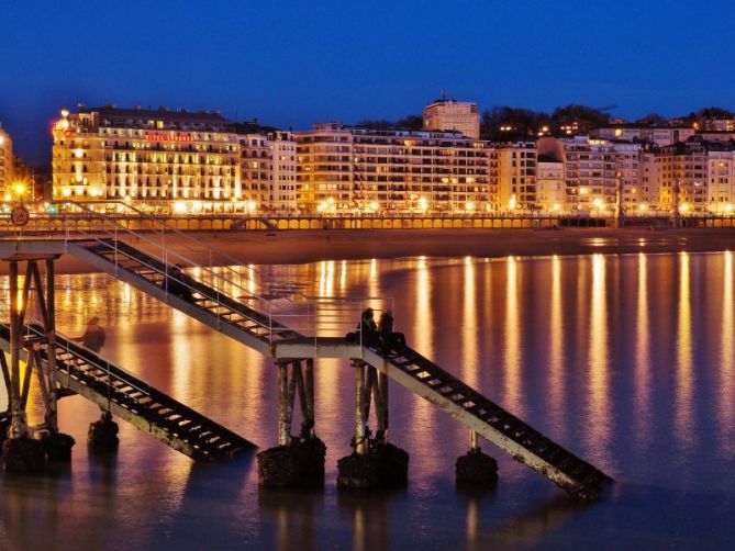 Reflejos nocturnos en la Concha: foto en Donostia-San Sebastián