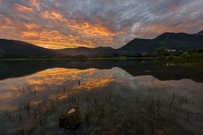 Reflejos en Urkulu: foto en Aretxabaleta