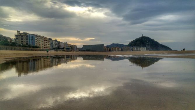 Reflejos en la Zurriola: foto en Donostia-San Sebastián