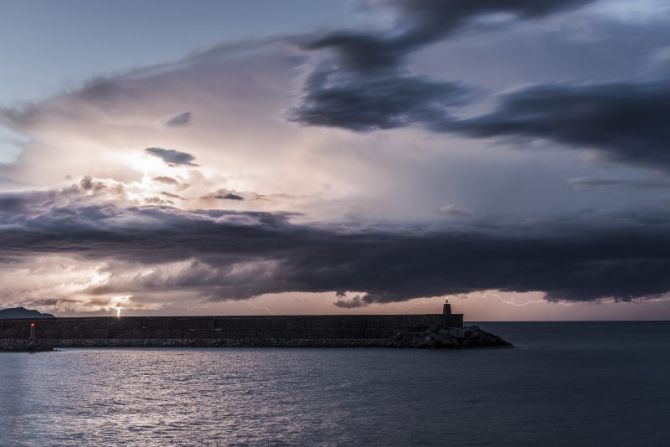 Relámpago en espigón: foto en Zumaia