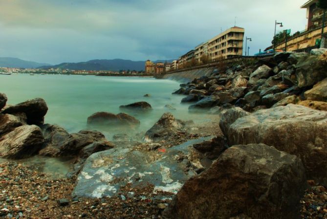 rocas y casas: foto en Hondarribia