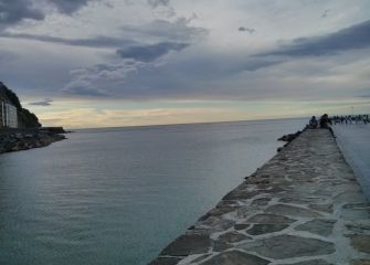 Sigue el camino de baldosas de piedra