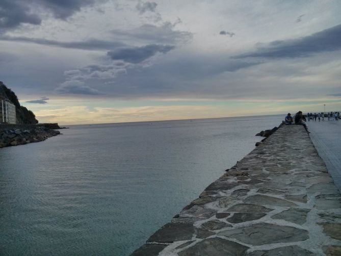 Sigue el camino de baldosas de piedra: foto en Donostia-San Sebastián