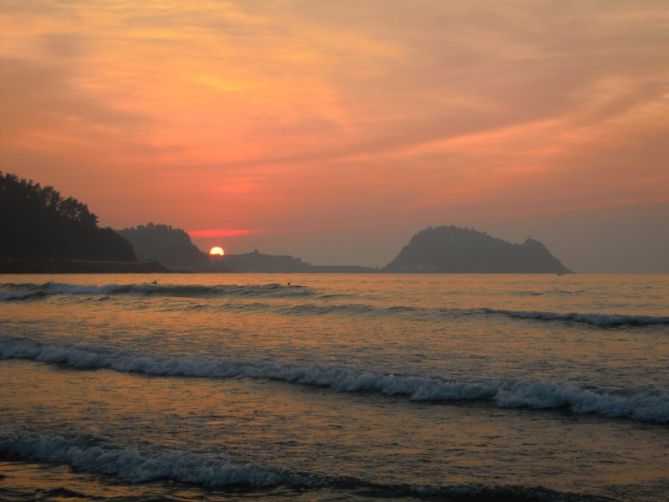 EL SOL SE ESCONDE EN GETARIA: foto en Getaria