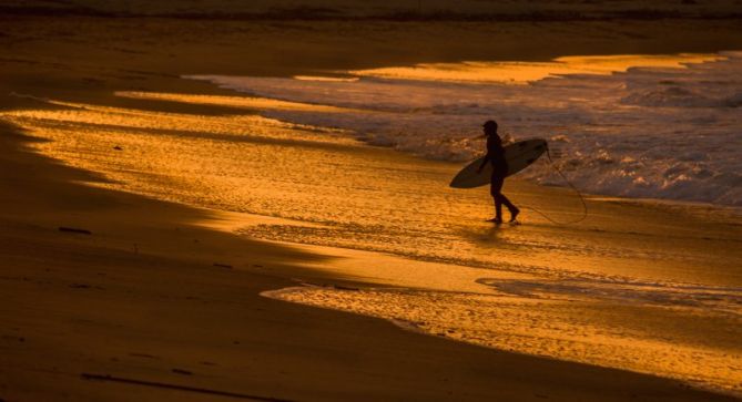 Surf al atardecer: foto en Donostia-San Sebastián