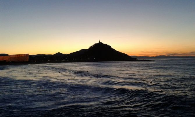 Surf nocturno.: foto en Donostia-San Sebastián