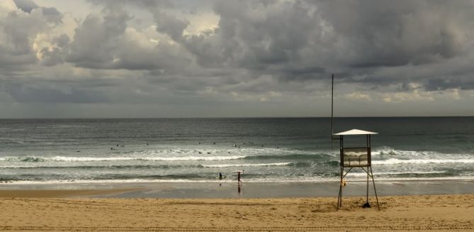 Surf en la zurriola: foto en Donostia-San Sebastián