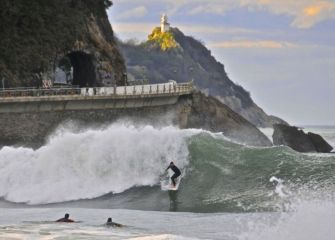 Surfeando con grandes olas 