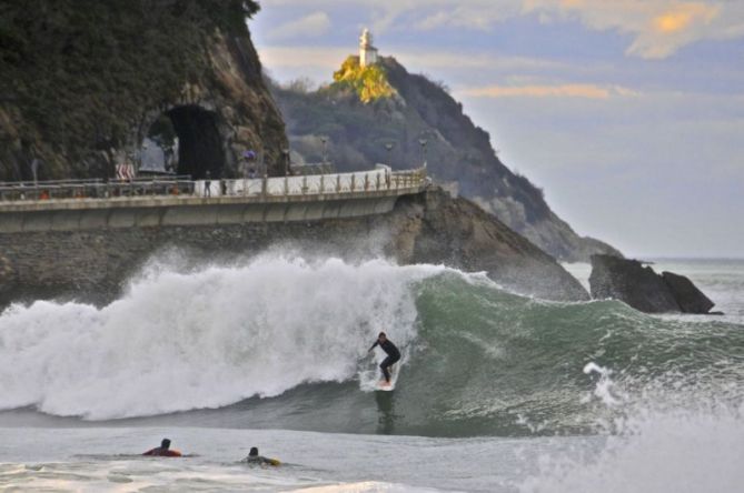 Surfeando con grandes olas : foto en Zarautz