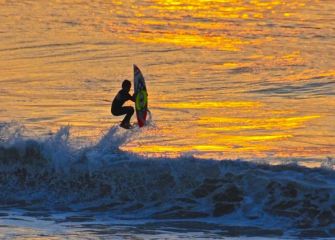 Surfista al atardecer 