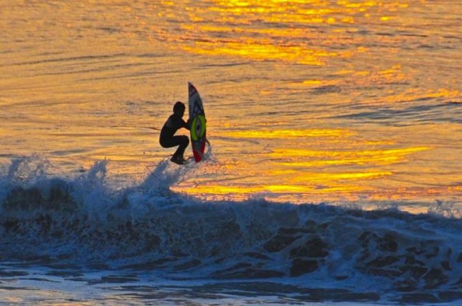 Surfista al atardecer : foto en Zarautz