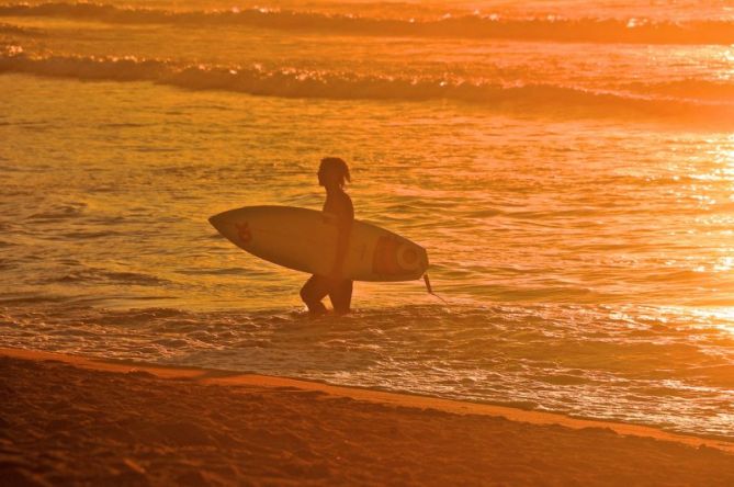 Surfista al atardecer : foto en Zarautz