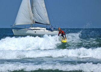 Surfista  en la playa de Zarautz 