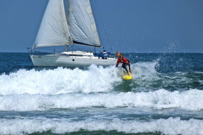 Surfista  en la playa de Zarautz : foto en Zarautz