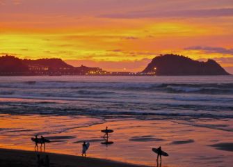 Surfistas al anochecer 